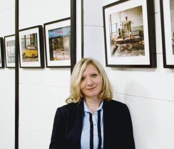 Peggy Schellenberg vor den Bildern ihrer ersten Ausstellung